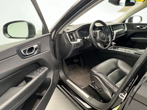 Used 2018 Volvo XC60 T5 Momentum w/ Vision Package image 21