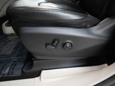 Used 2022 Chrysler Pacifica Touring-L w/ Uconnect Theater Family Group image 12