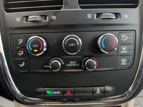 Used 2019 Dodge Grand Caravan SXT image 15