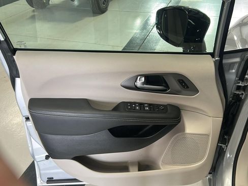 Used 2024 Chrysler Pacifica Touring-L image 15