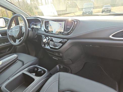 New 2026 Chrysler Pacifica Select image 16