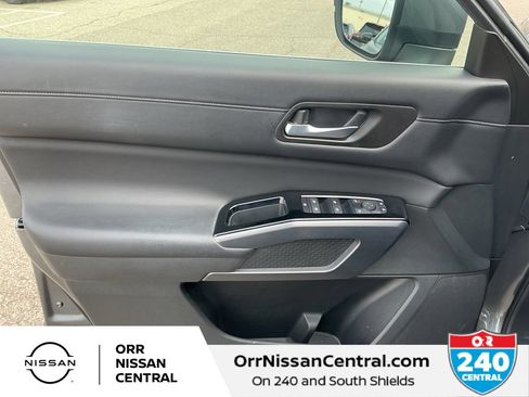 Used 2024 Nissan Pathfinder SL w/ Black Appearance Package image 16