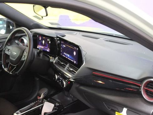 Used 2024 Chevrolet Trax RS w/ Sunroof Package FWD image 12