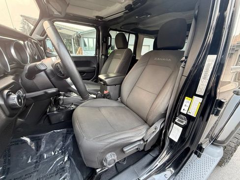 Used 2019 Jeep Wrangler Unlimited Sahara w/ Uconnect 4C Nav & Sound Group AWD/4WD image 16