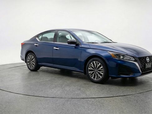 Used 2025 Nissan Altima 2.5 SV image 1