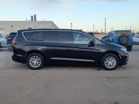 New 2026 Chrysler Pacifica Select image 2