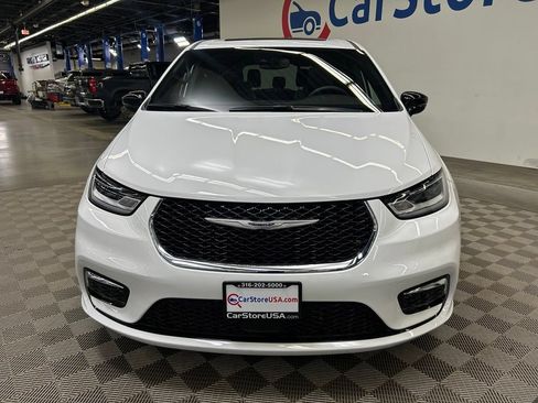 Used 2026 Chrysler Pacifica Limited FWD image 4