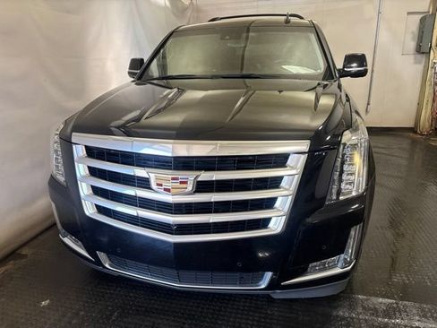 Used 2019 Cadillac Escalade Luxury AWD/4WD image 2