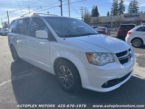 Used 2017 Dodge Grand Caravan SXT image 1