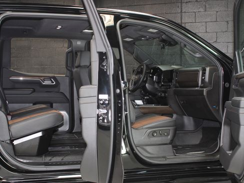 Used 2025 Chevrolet Silverado 1500 High Country w/ High Country Premium Package AWD/4WD image 32