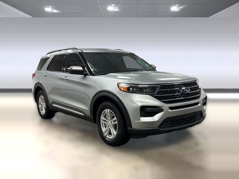 Used 2024 Ford Explorer XLT RWD image 7