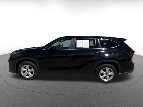 Used 2025 Toyota Highlander LE FWD image 9