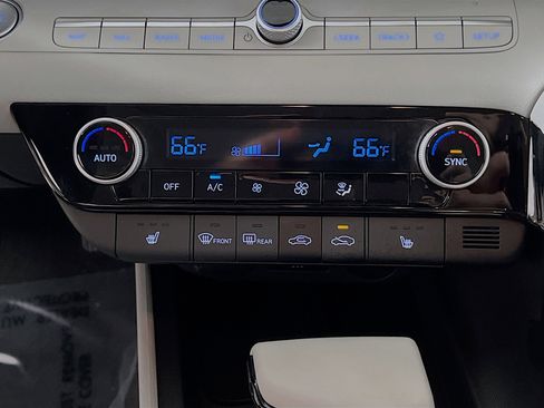 Used 2024 Hyundai Elantra Limited image 26