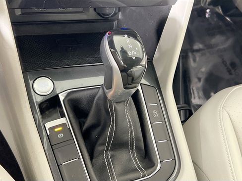 Used 2022 Volkswagen Tiguan SE image 16