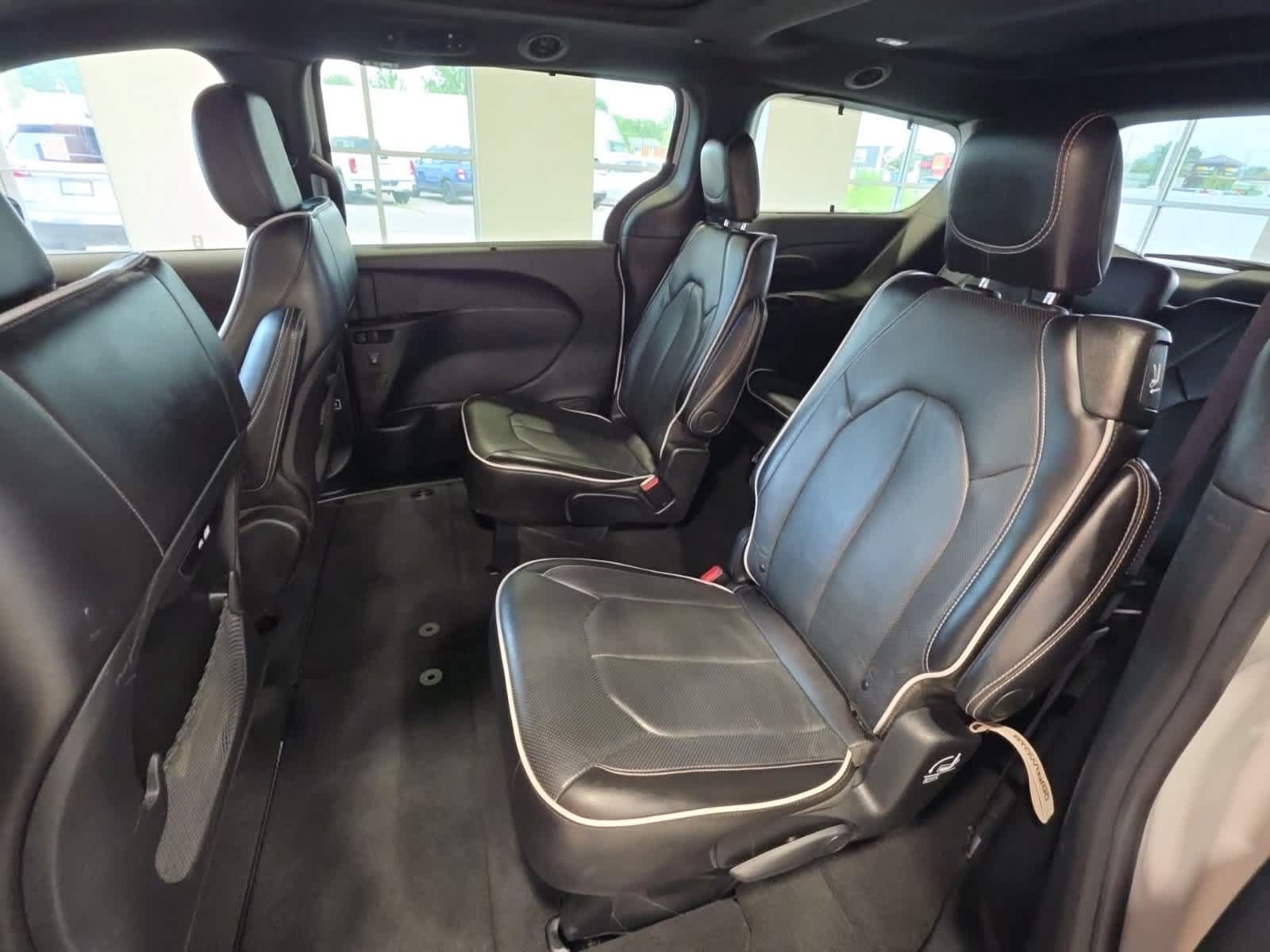 Used 2025 Chrysler Pacifica Limited FWD image 35