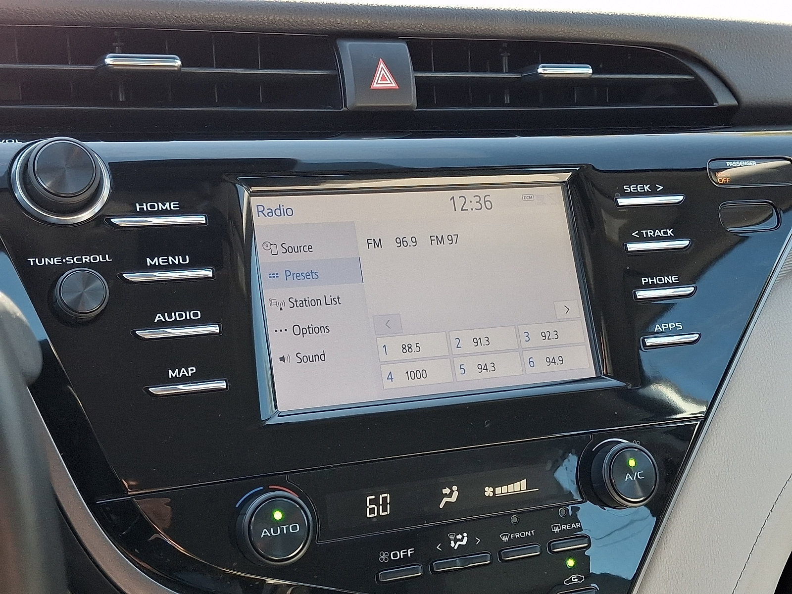 Used 2019 Toyota Camry SE w/ Protection Package (Q2) FWD image 17