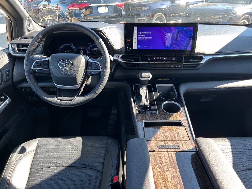 Used 2025 Toyota Sienna Platinum AWD/4WD image 18