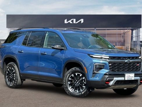 Used 2024 Chevrolet Traverse Z71 image 2