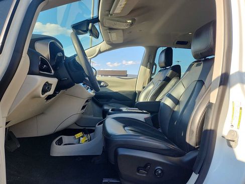 Used 2023 Chrysler Pacifica Touring-L FWD image 13