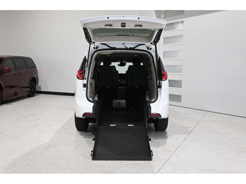 Used 2022 Chrysler Pacifica Touring-L FWD image 19