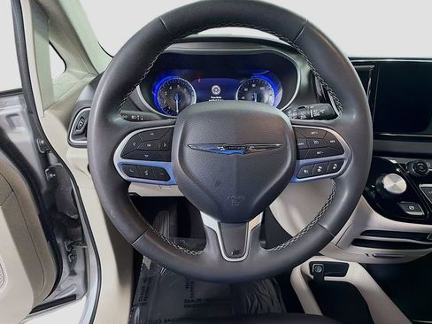 Used 2024 Chrysler Pacifica Touring-L FWD image 13