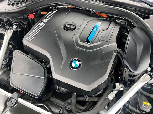 Used 2021 BMW 530e w/ Parking Assistance Package image 31