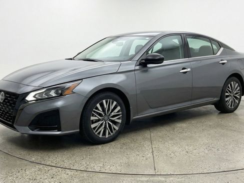 Used 2025 Nissan Altima 2.5 SV image 3