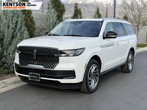 Used 2025 Lincoln Navigator Reserve AWD/4WD image 3