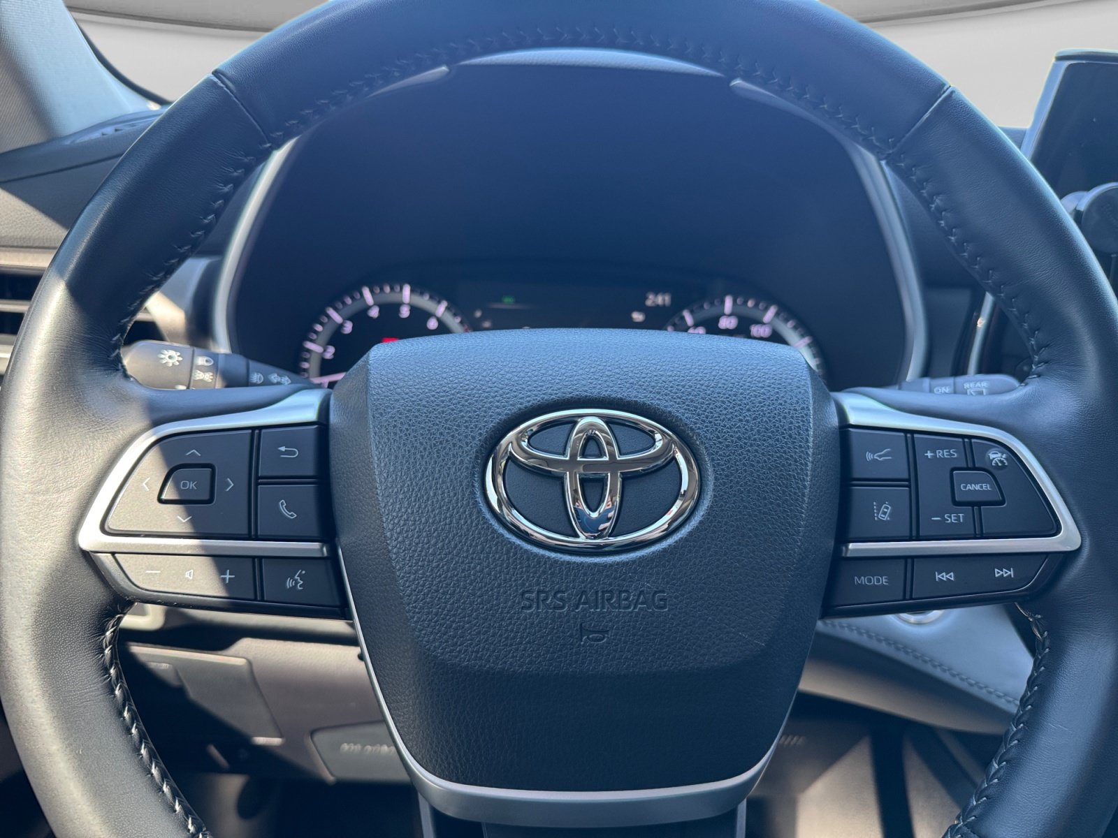 Used 2022 Toyota Highlander XLE AWD/4WD image 20