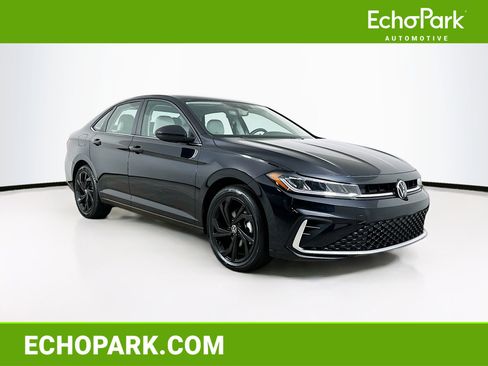 Used 2025 Volkswagen Jetta SE image 1