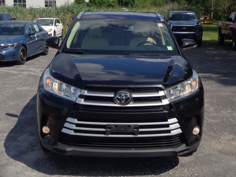 Used 2018 Toyota Highlander XLE AWD/4WD image 2