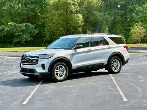 Used 2026 Ford Explorer Active w/ Active Comfort Package RWD image 2