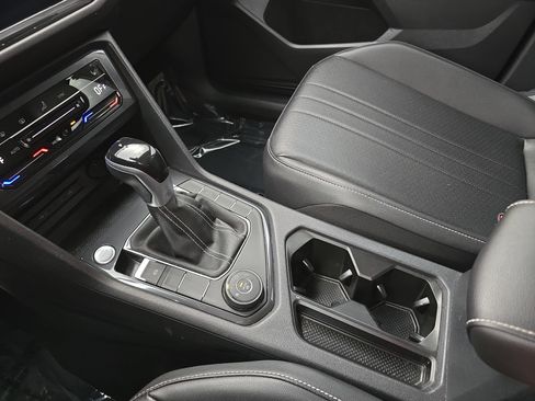 Used 2022 Volkswagen Tiguan SE w/ Panoramic Sunroof Package image 25