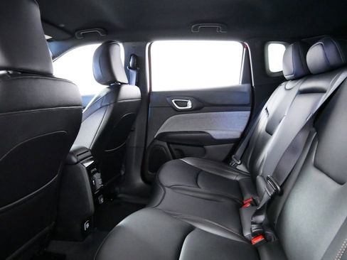 Used 2024 Jeep Compass Latitude image 30