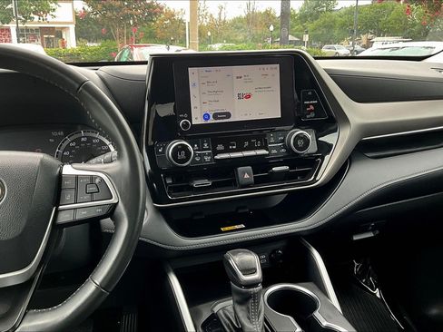 Used 2023 Toyota Highlander XLE AWD/4WD image 6