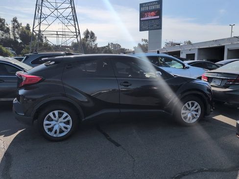Used 2021 Toyota C-HR LE FWD image 3