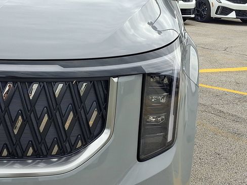 New 2027 Kia Carnival LX FWD image 8