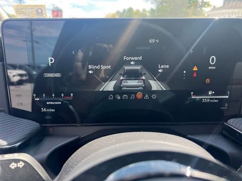 Certified 2025 Nissan Kicks SR FWD image 32