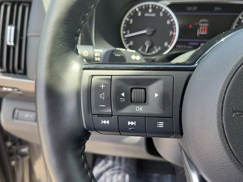 Used 2025 Nissan Pathfinder SL FWD image 23