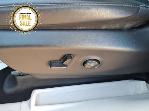 Used 2024 Chrysler Pacifica Touring-L image 13