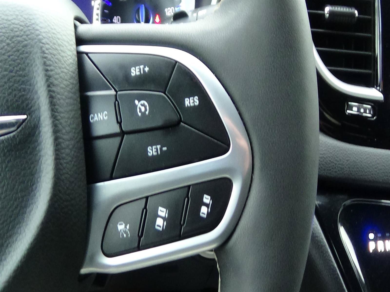 Certified 2025 Chrysler Pacifica Select FWD image 21