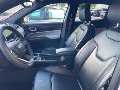 Used 2025 Jeep Compass Limited image 36