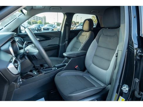 Used 2023 Chevrolet TrailBlazer LT FWD image 12