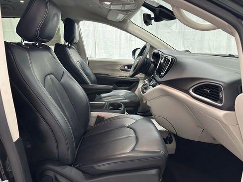 Used 2023 Chrysler Pacifica Touring-L image 63