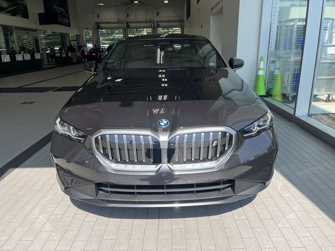 Used 2025 BMW i5 xDrive40 w/ Premium Package image 3