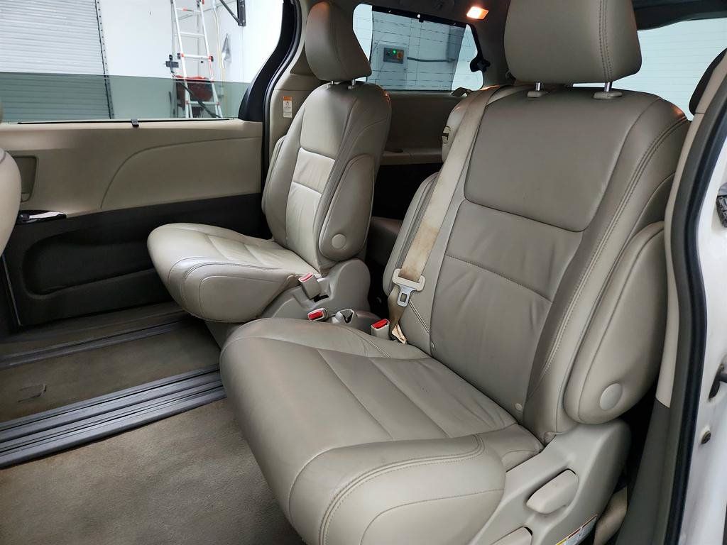 Used 2015 Toyota Sienna XLE FWD image 23