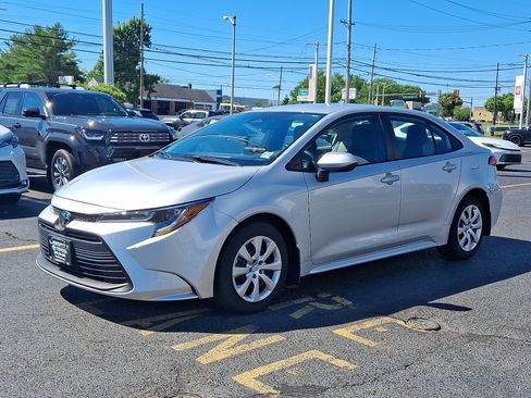 Used 2026 Toyota Corolla LE FWD image 3