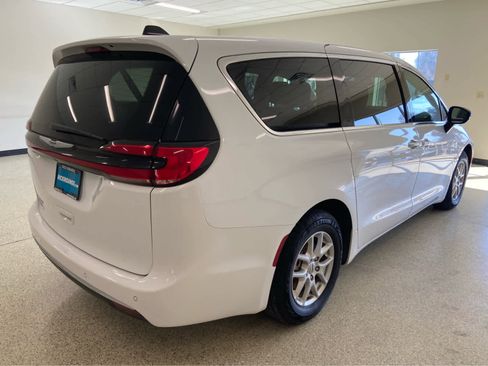 Used 2024 Chrysler Pacifica Touring-L FWD image 7