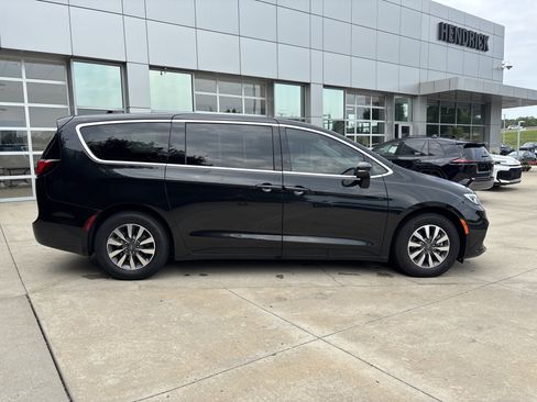 Used 2023 Chrysler Pacifica Touring-L FWD image 9