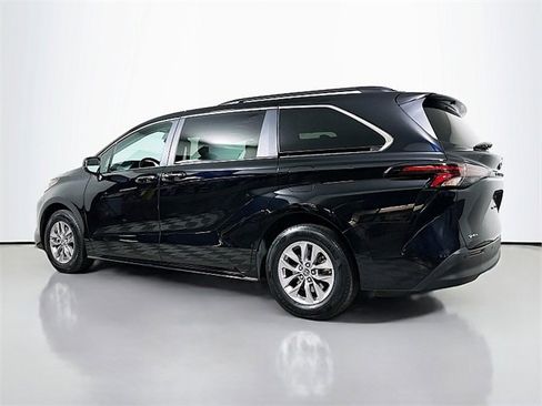Used 2025 Toyota Sienna XLE image 5